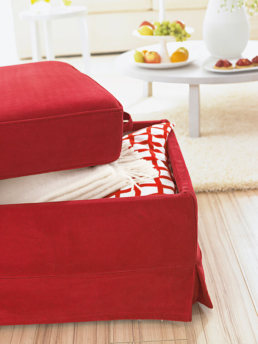 Sitzhocker in Rot mit Stauraum für Decken und Kissen