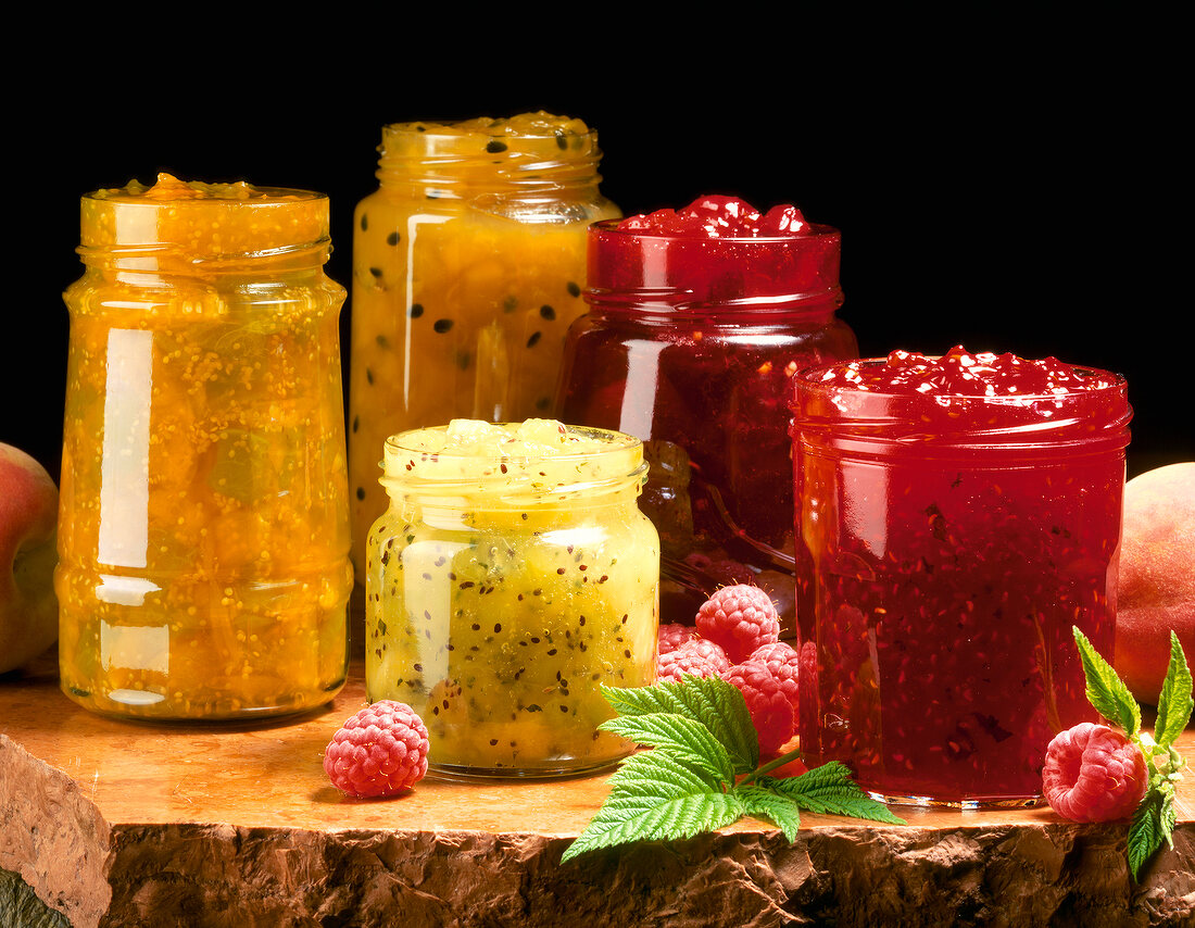 Diverse Marmeladensorten in Gläsern, gelb, rot, orange