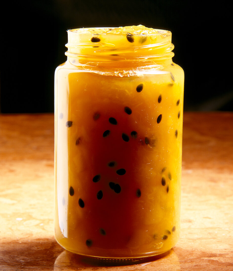 Pfirsich-Maracuja-Marmelade im Glas, gelb