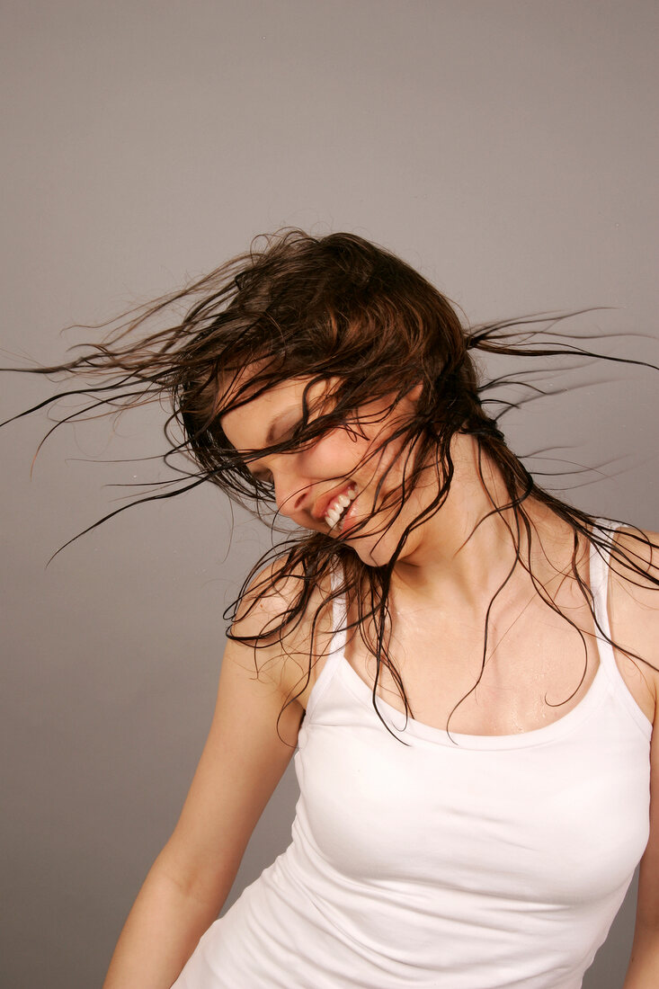 Magdalena Frau mit braunen Haaren wirbelt mit nassen Haaren rum