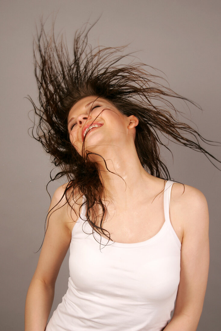 Magdalena Frau mit braunen Haaren wirbelt mit nassen Haaren rum