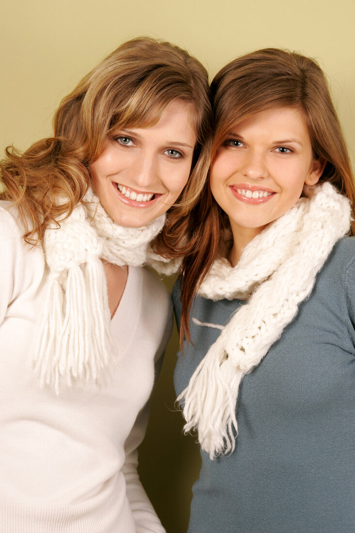 Zwei Frauen mit Schal und Pulli
