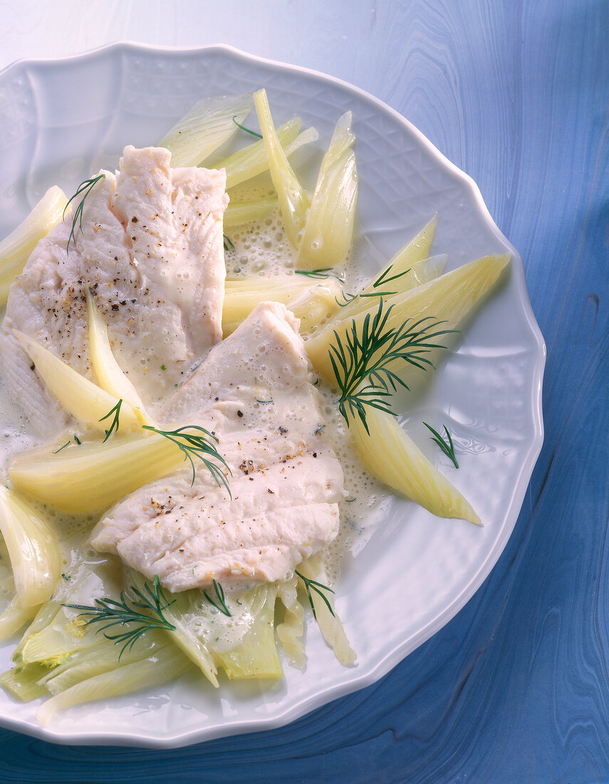 Schellfisch mit Fenchel auf Teller 