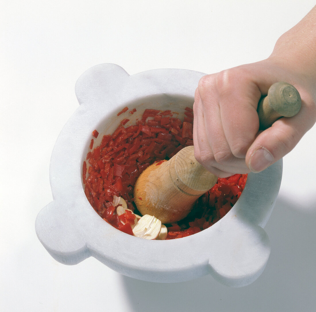 Grinding chillies and garlic in mortar, step 1