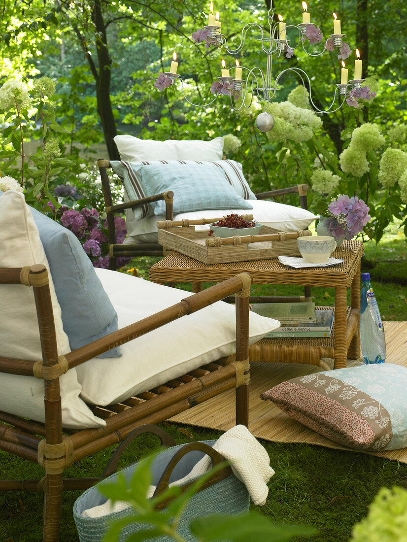 Gartenplatz mit 2 Sesseln aus Bambus Rattantisch und Bambusteppich