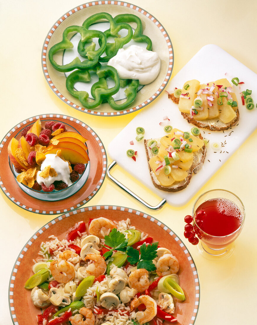 Reispfanne, Corn-flakes mit Obst, Paprika, Käsebrot, Saft