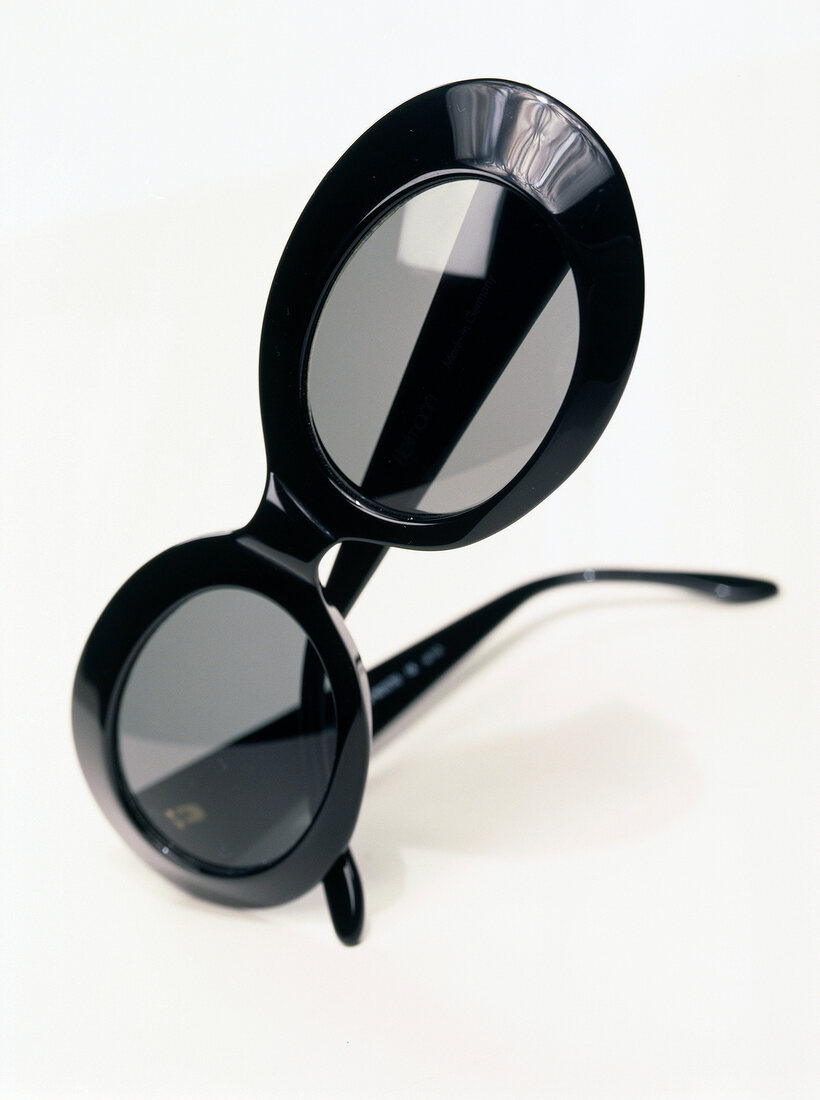 Freisteller: Schwarze, ovale, große Sonnenbrille, Jackie-O.-Brille