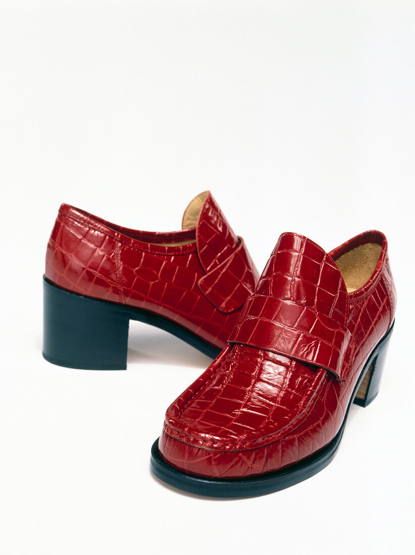 Freisteller: Rote Schuhe mit Absatz, Knautschlack