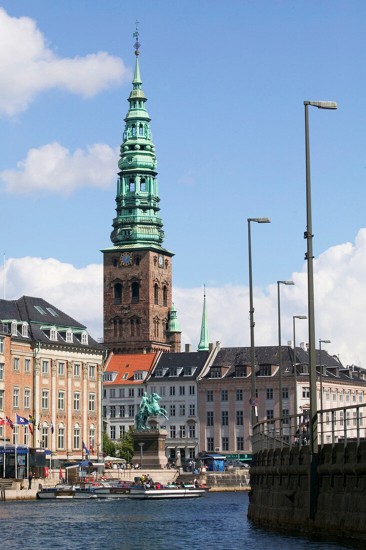 Nikolaikirche in Kopenhagen, davor das Denkmal von Bischof Absalon.