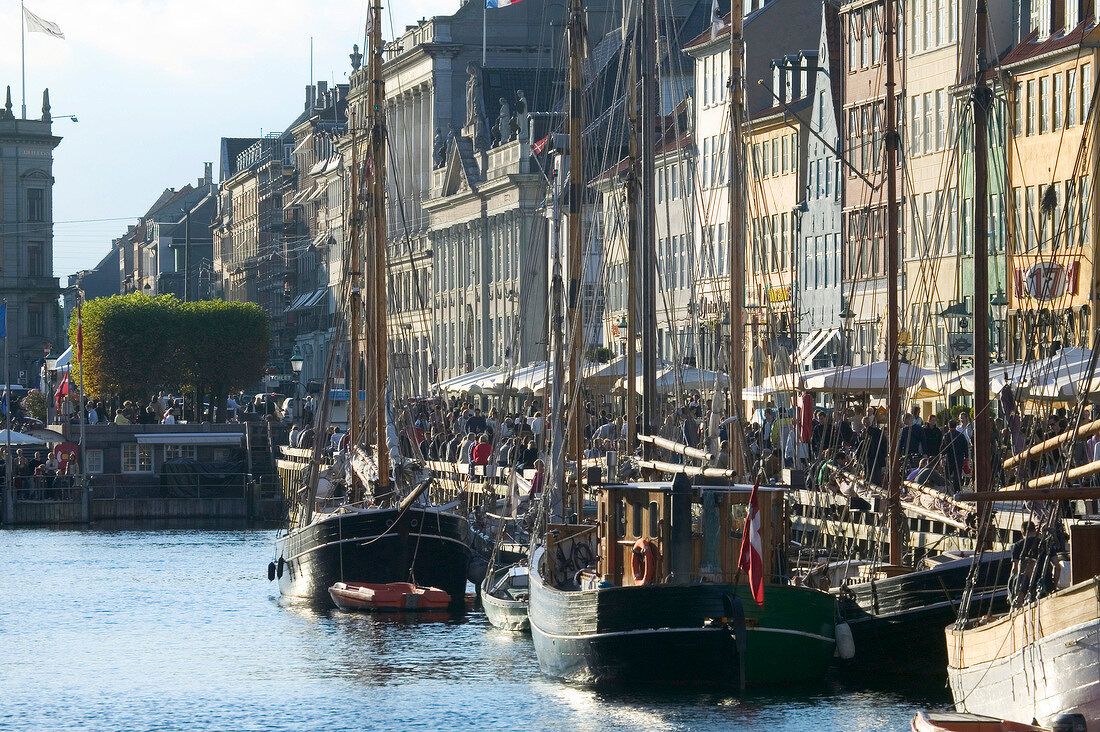 Nyhavn in Kopenhagen, Menschenmassen auf dem Bürgersteig.