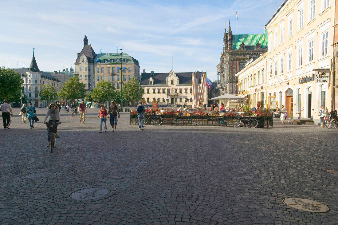 Stortorget, Malmös Hauptplatz mit Cafés und dem Rathaus.
