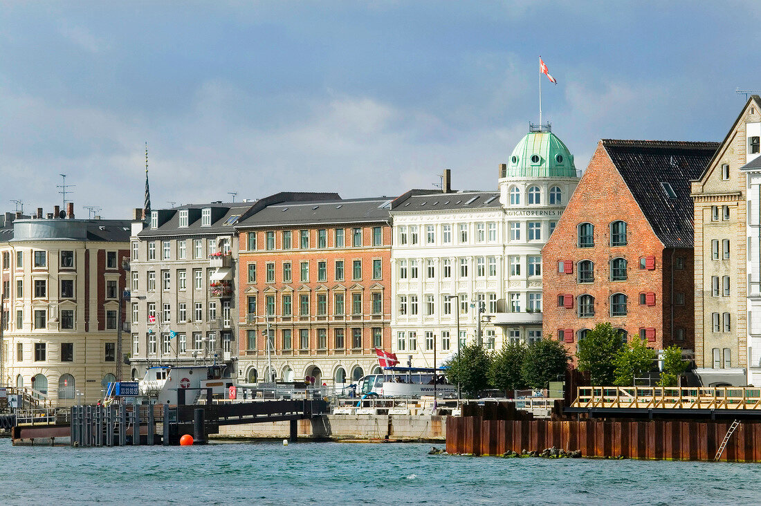 Blick übers Wasser auf die Havnegade in Kopenhagen.