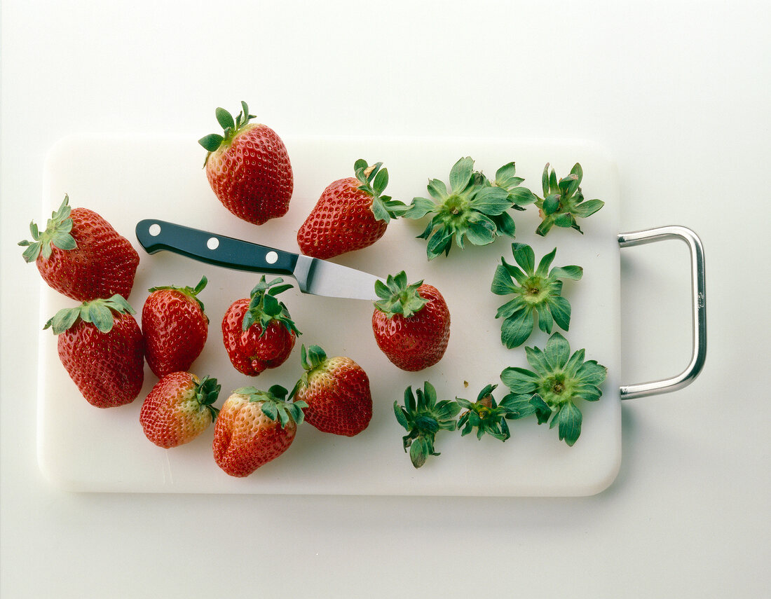 Erdbeeren putzen, Step, Blattrosette mit Messer entfernen