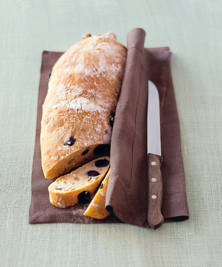 Ein Oliven-Ciabatta auf einer braunen Serviette