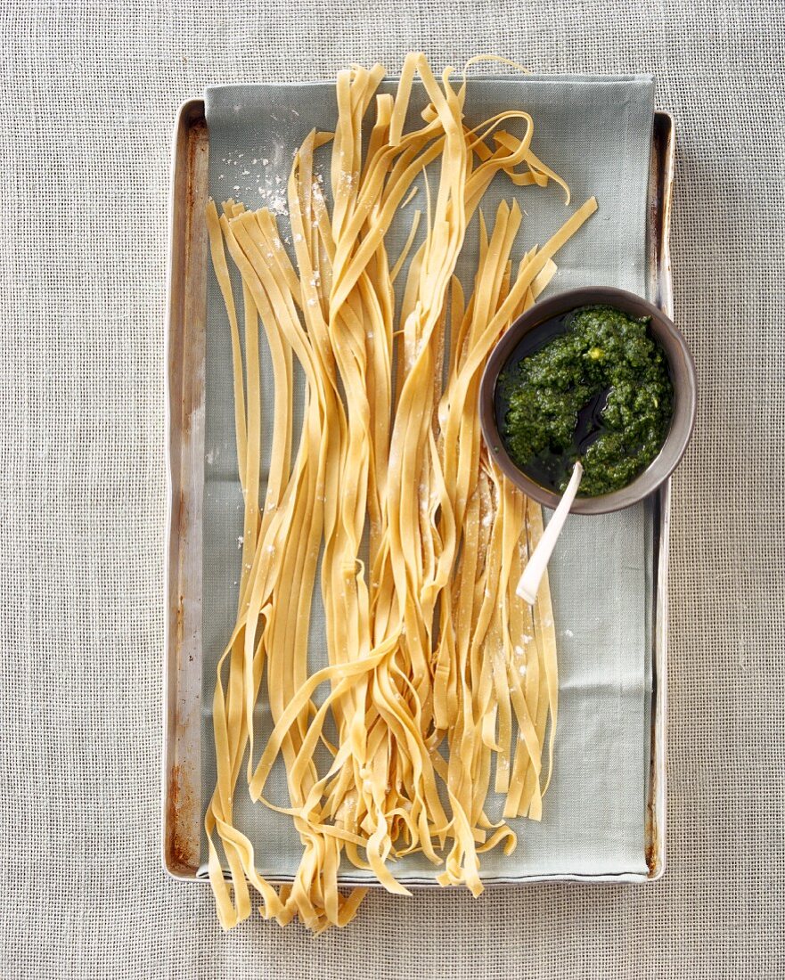 Frische selbstgemachte Dinkel-Bandnudeln mit Kräuterpesto