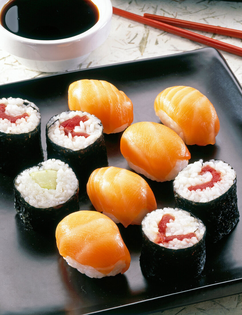 3 Sorten Sushi auf Tablett 