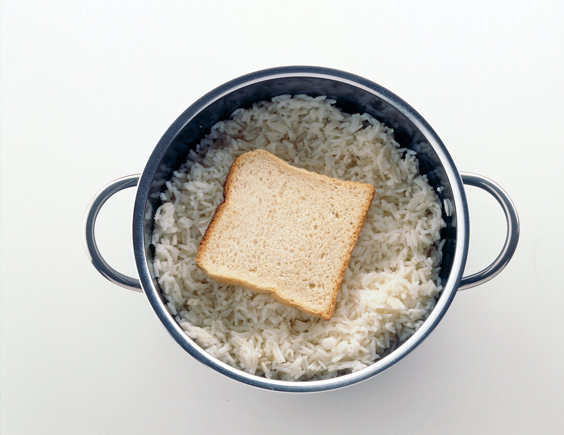 Wenn Reis anbrennt, Step, Toastscheibe in Topf mit Reis