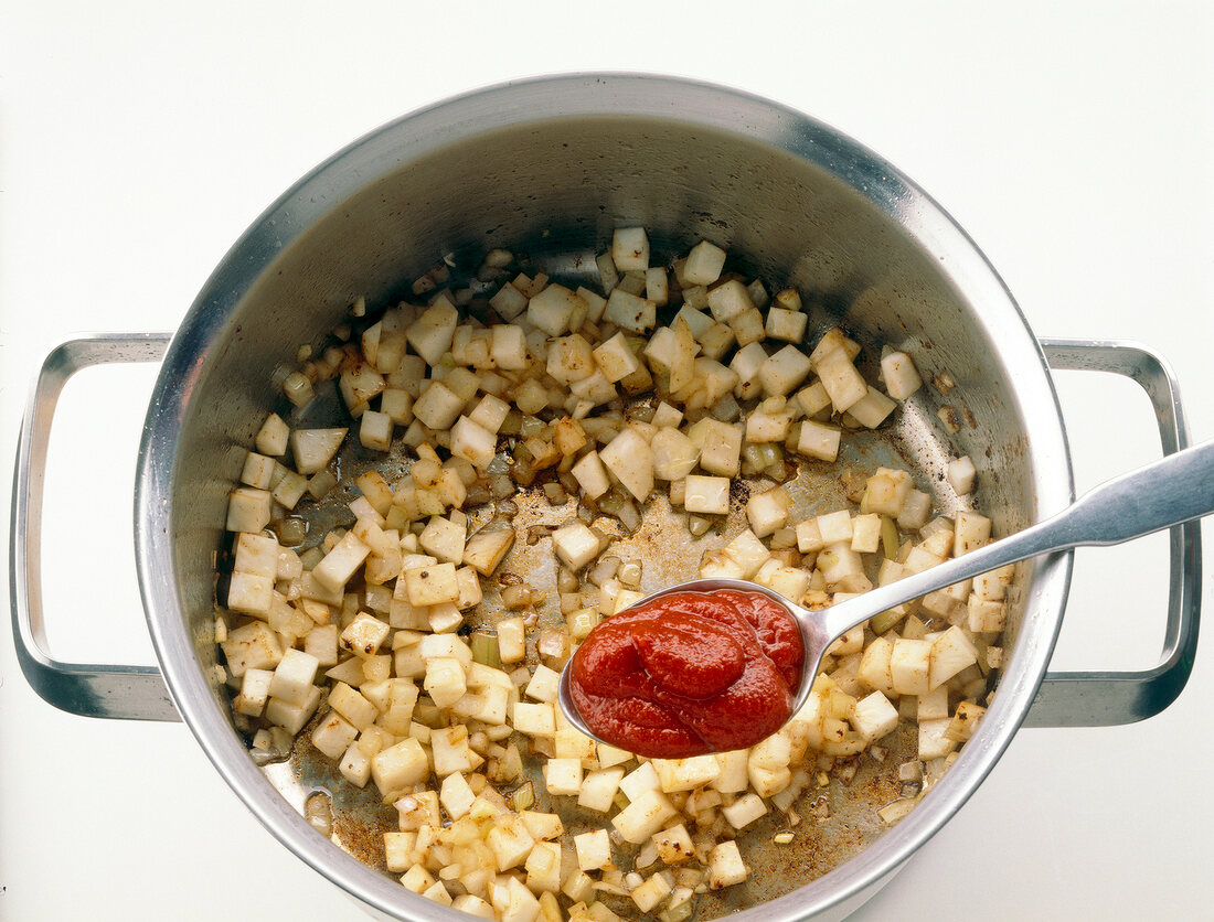 Gulasch zubereiten: Sellerie rösten, Tomatenmark zugeben, Step 2