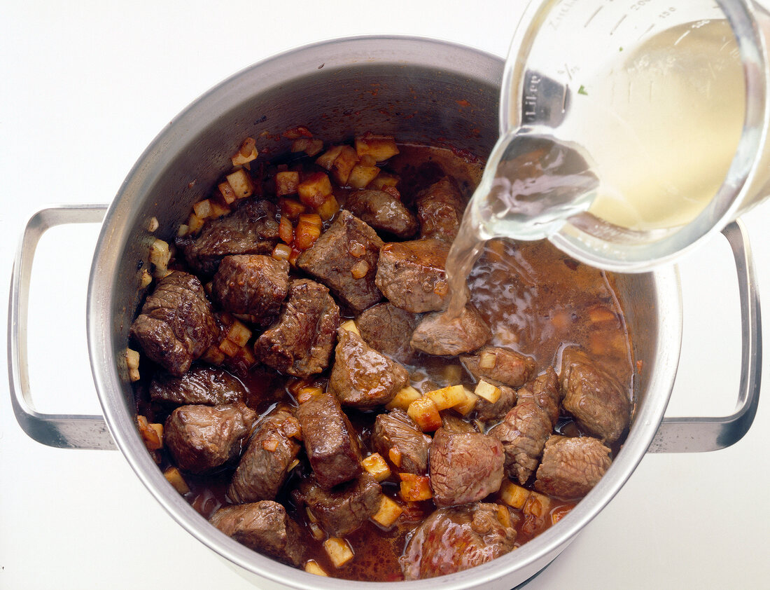 Gulasch zubereiten: Fleisch mit Brühe ablöschen, Step 3