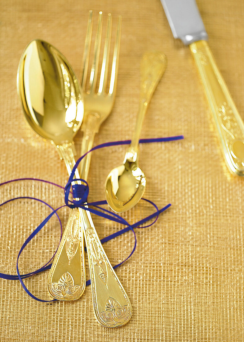 Besteck in Gold, Vorlage f. Napoleon gefertigt, mit lila Band gebunden