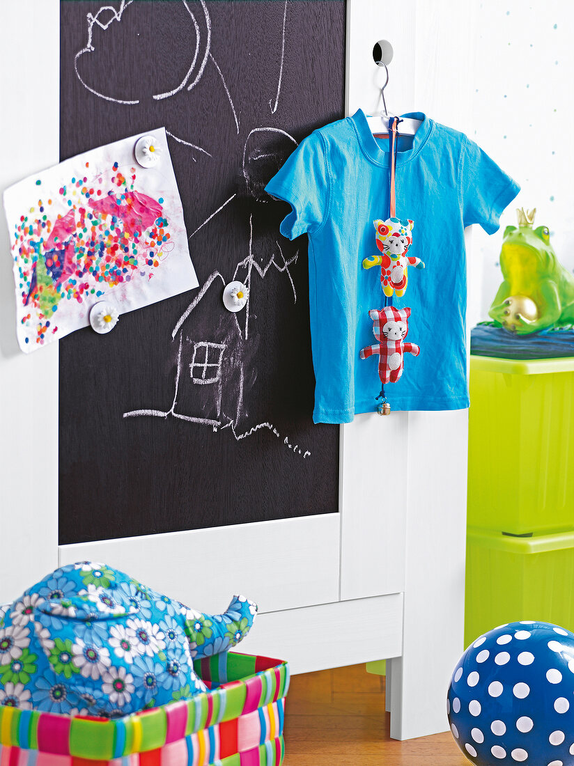 Kleiderschrank mit Schreibtafel als Türfüllung im Kinderzimmer