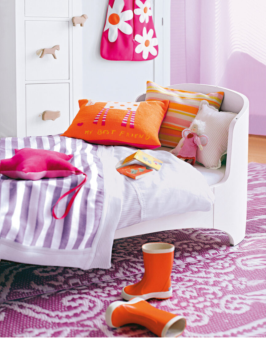 Kinderbett in Weiß, Bettwäsche in Orange und Violett
