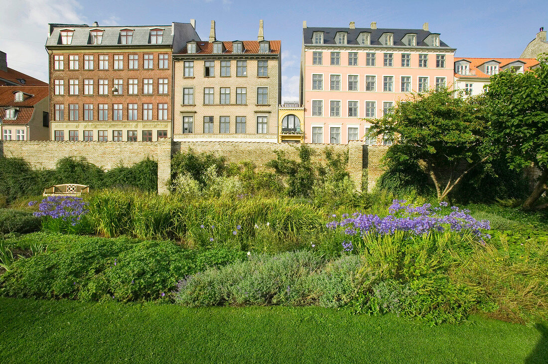 Garten von Schloß Rosenborg, dahinter die Straße "Solvgade".