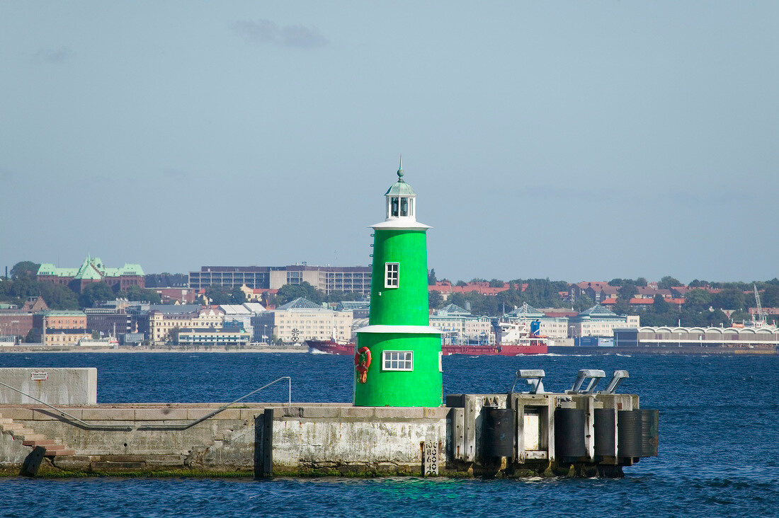 Hafen von Helsingore in Dänemark, grüner Leuchtturm.