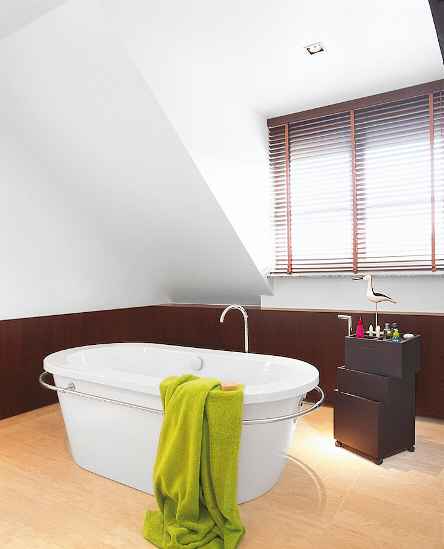 Badewanne am Fenster im Bad in Weiß und Braun, Dachschräge