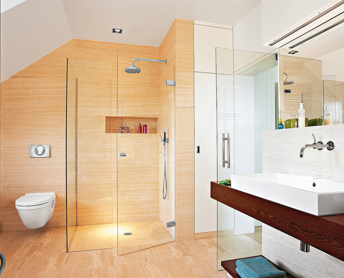 Dusche und Waschbecken in Badezimmer mit Holzvertäfelung und Glastüren