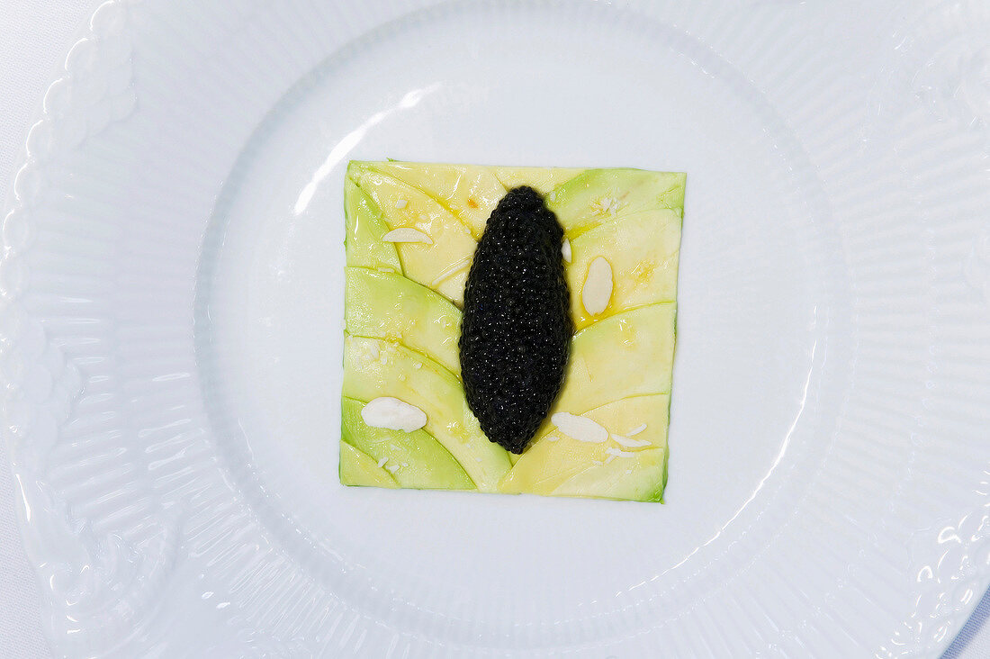 Avocadoscheibchen mit Kaviar. X 