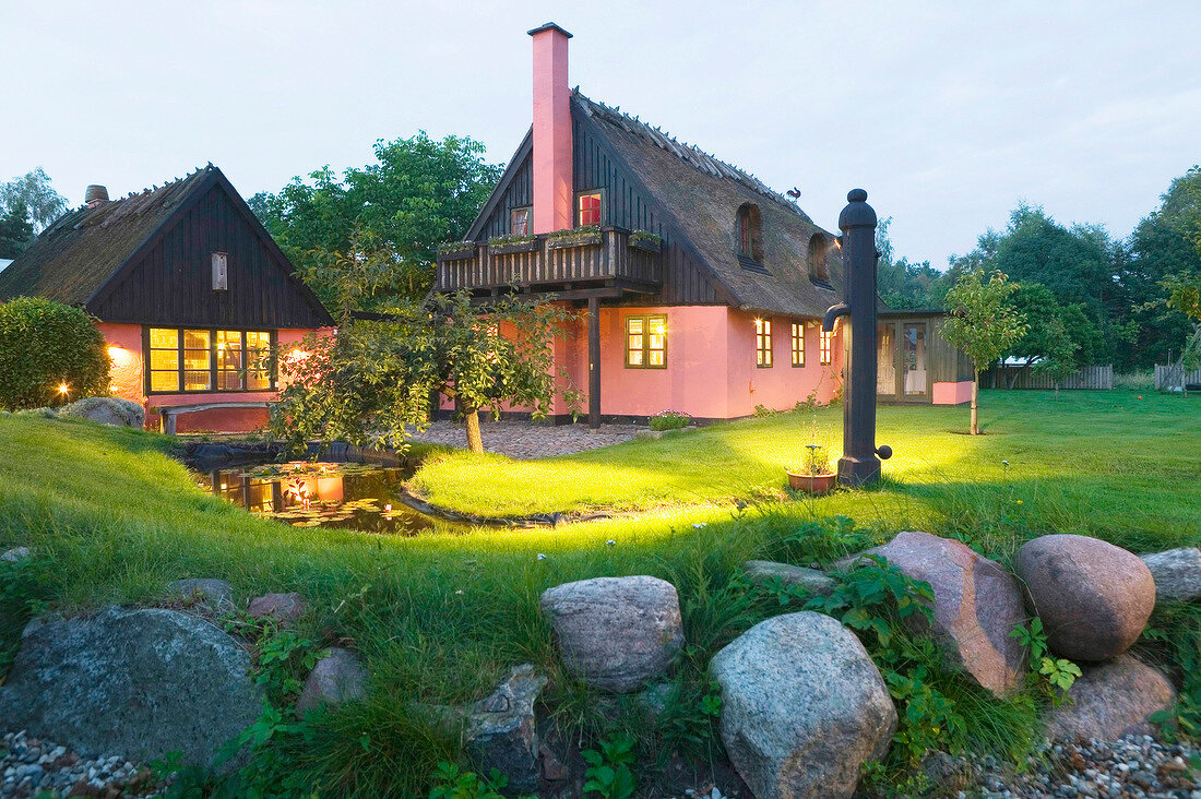 Restaurant Tinggarden in abendlicher Beleuchtung, in Frederiksvaerk.