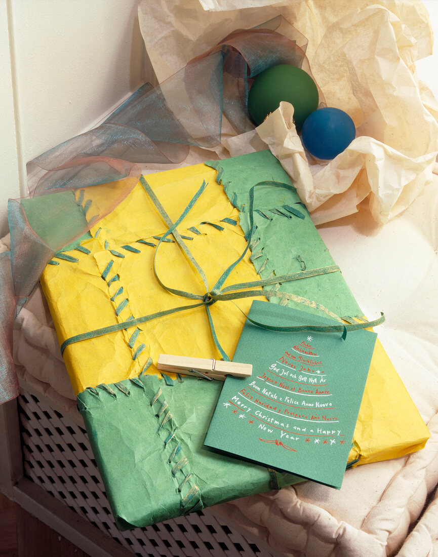 Geschenk verpackt in Gelb und Grün, Karte mit Tannenbaum, Weihnachten
