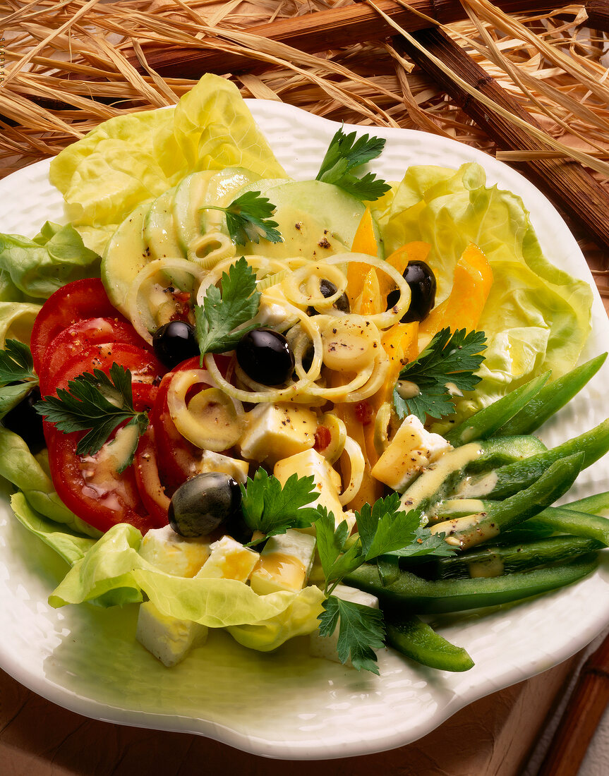Griechischer Bauernsalat mit Oliven, Fetakäse und Tomaten auf Teller