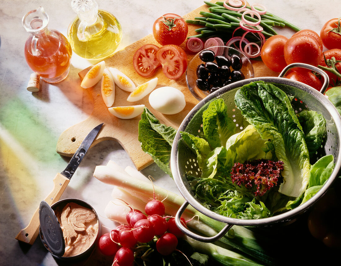 Zutaten für Salat: Blattsalat, Eier, Tomaten, Oliven, Radieschen u.a.