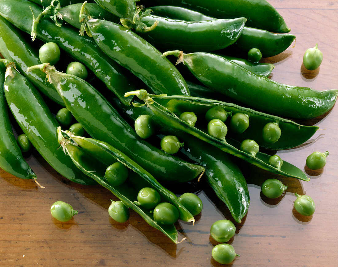 Close-up of mangetout on wooden surface