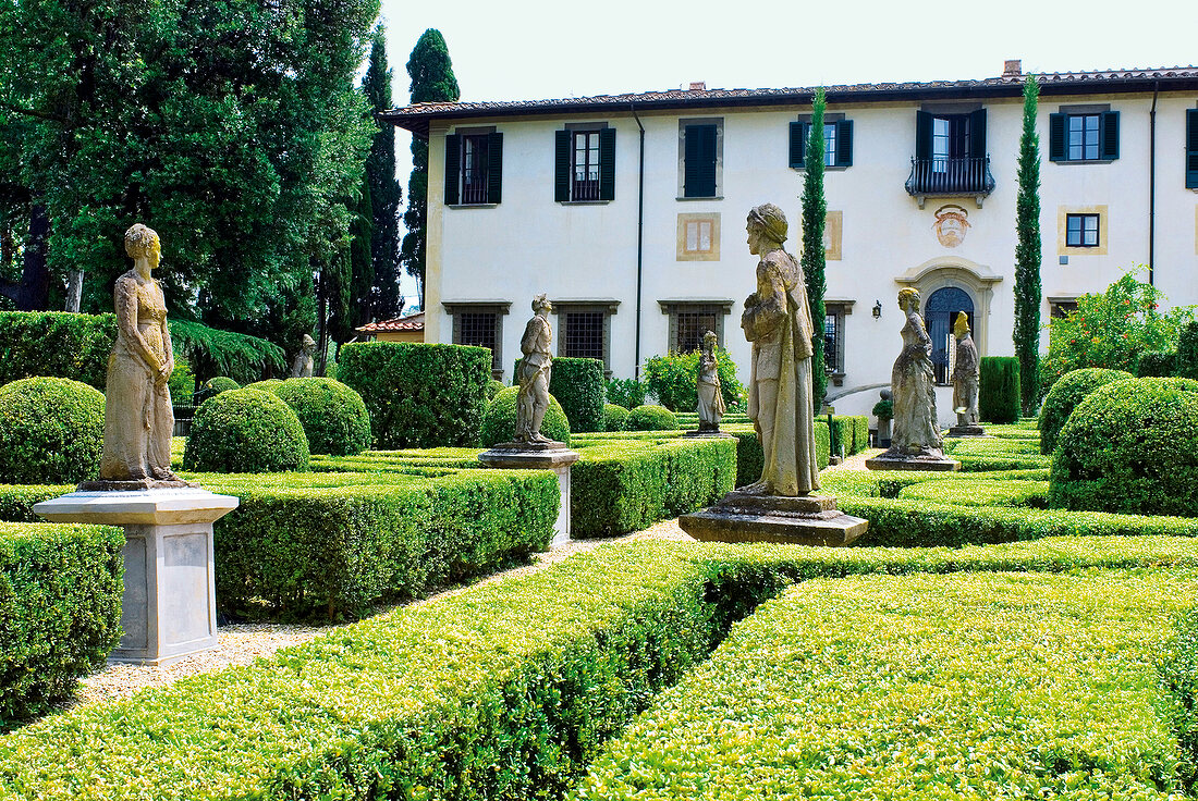 Park vor Hotel "Villa le Piazzole" in der Nähe von Florenz, Sommer