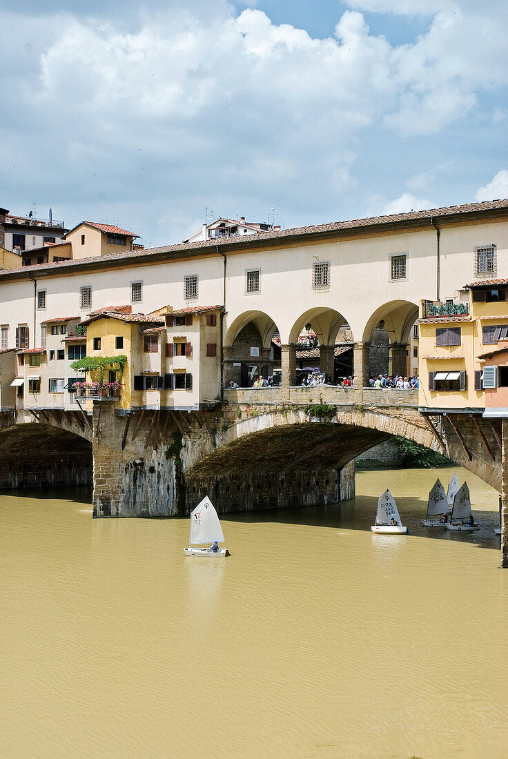 Ponte Vecchio in Florenz, Brücke über Arno, Sonne, Wolken