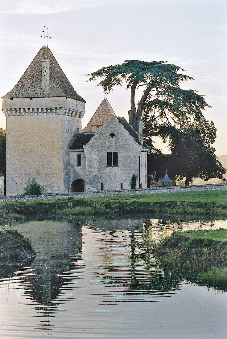 Kirche an Dordogne in Bordeaux, Sommer, Abend