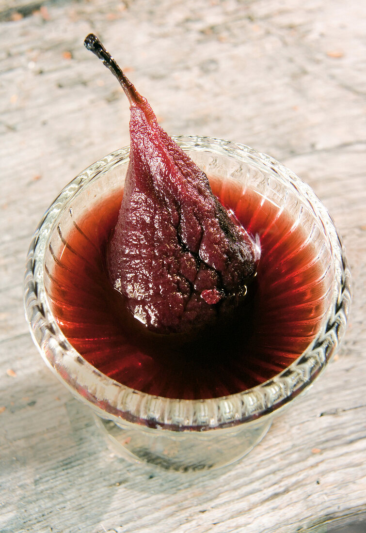 Getrocknete Birne im Schälchen mit Rotwein