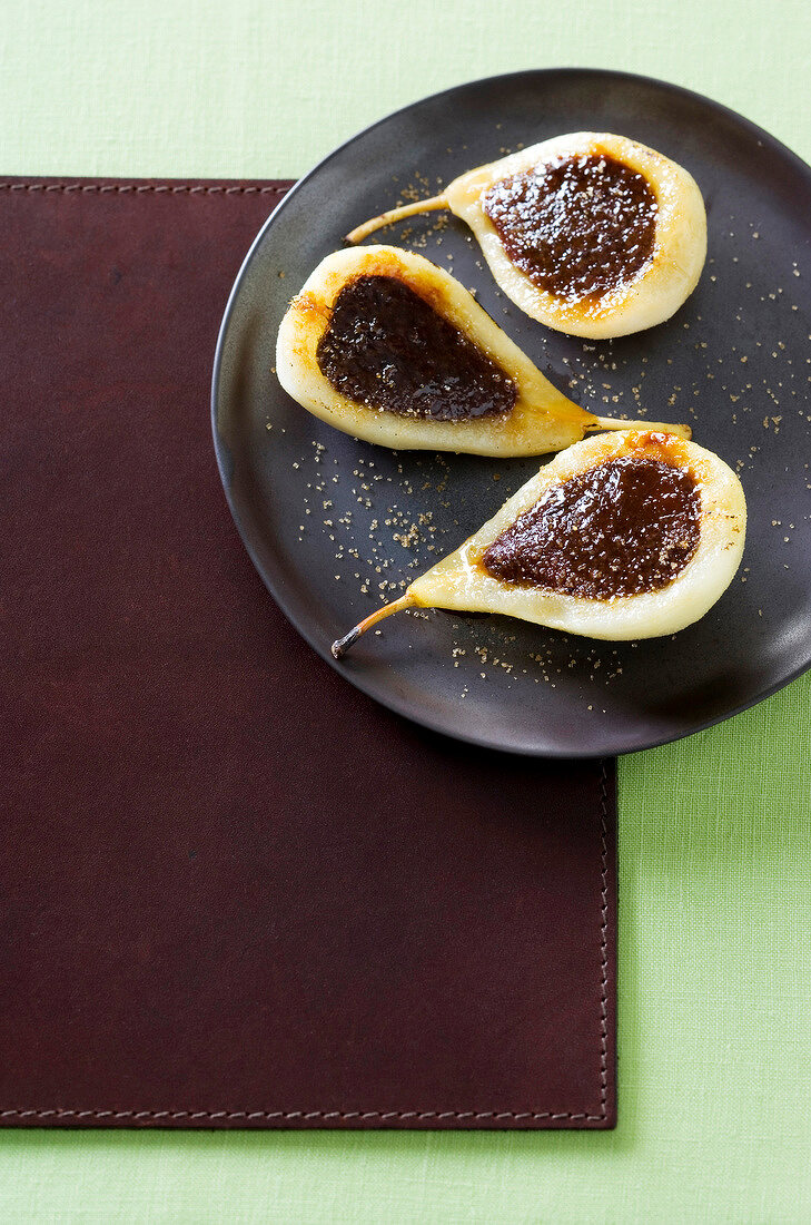 Weißweinbirnen, gefüllt mit Schokoladen-Crème-brûlée