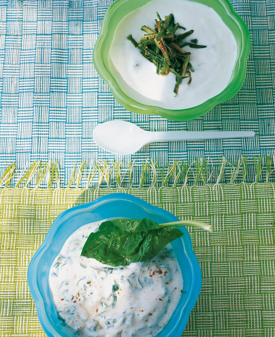 Indien - Joghurt mit Okra und Joghurt mit Spinat in Tellern