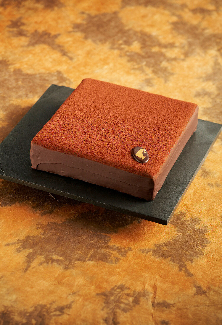 Wiener Torte mit Kakao bepudert und einem Logo drauf