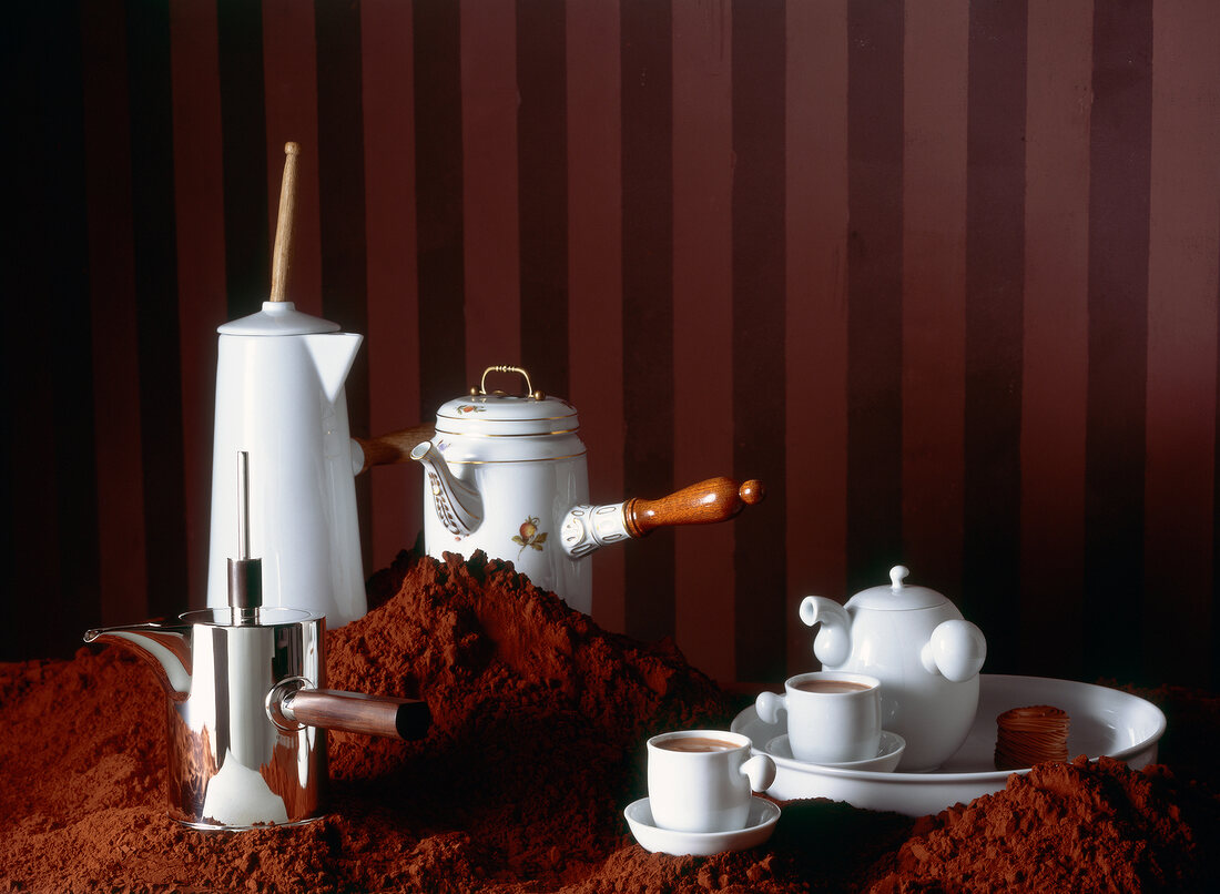 Verschiedene Kannen und Geschirr für Schokolade und Kaffee aller Art