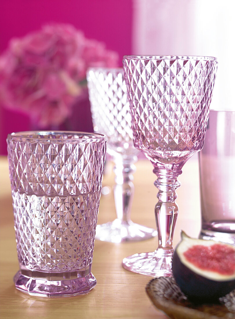 Glasses with diamond shaped facets