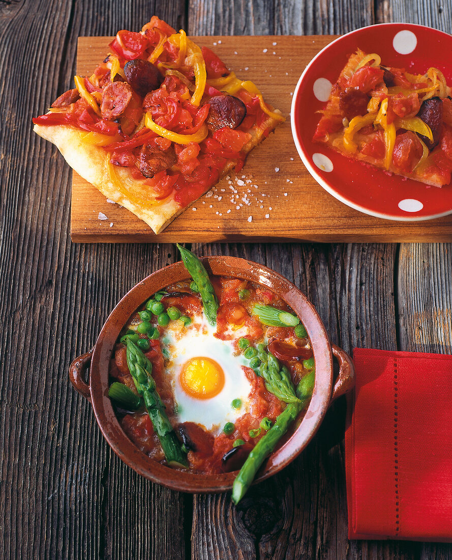 Spanien - Mallorquinische Pizza und Eier nach Flamenco-Art, rot