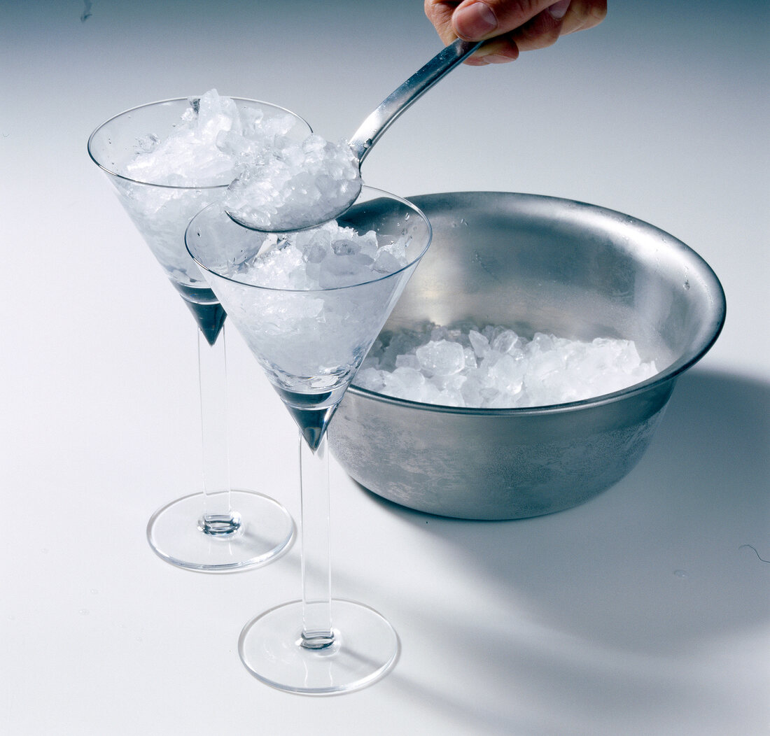 Buch der Exoten, Crushed ice in Cocktailgläser füllen, frosten