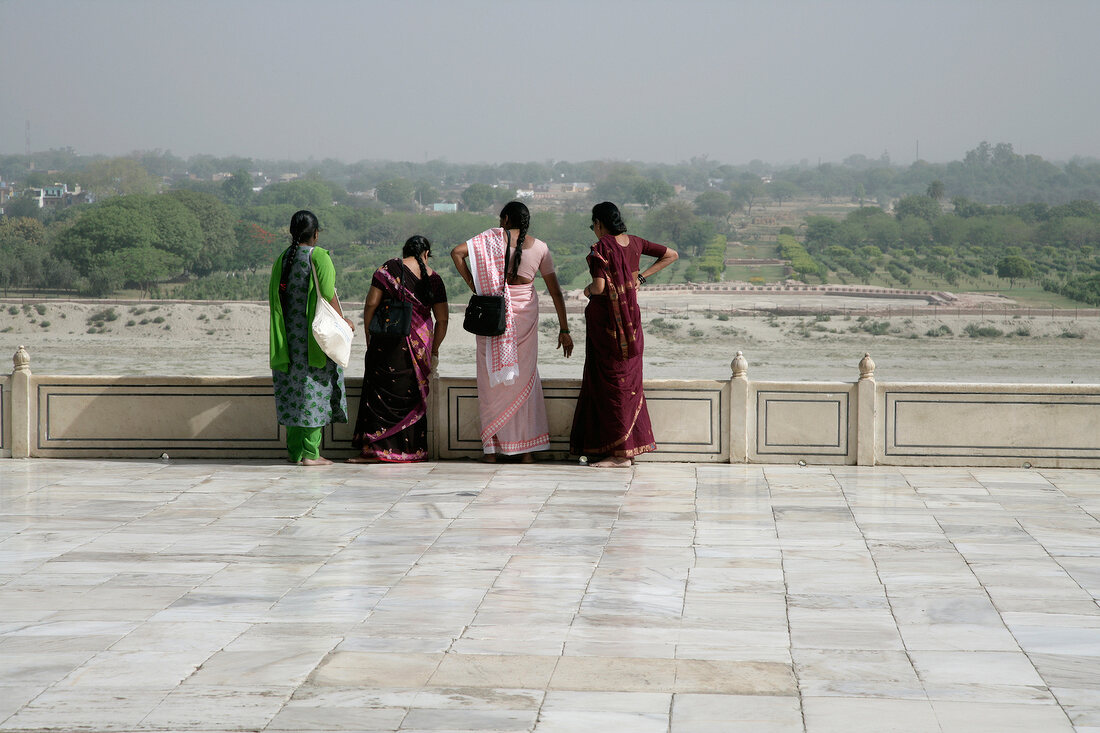 Indien, Agra, Taj Mahal, indische Frauen auf Terrasse zum Fluss Yamuna