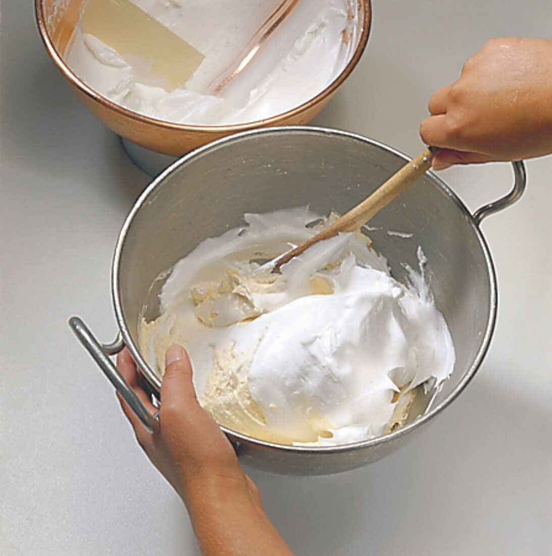 Buch der Kuchen und Torten: Step 2: Eischnee unter Masse heben