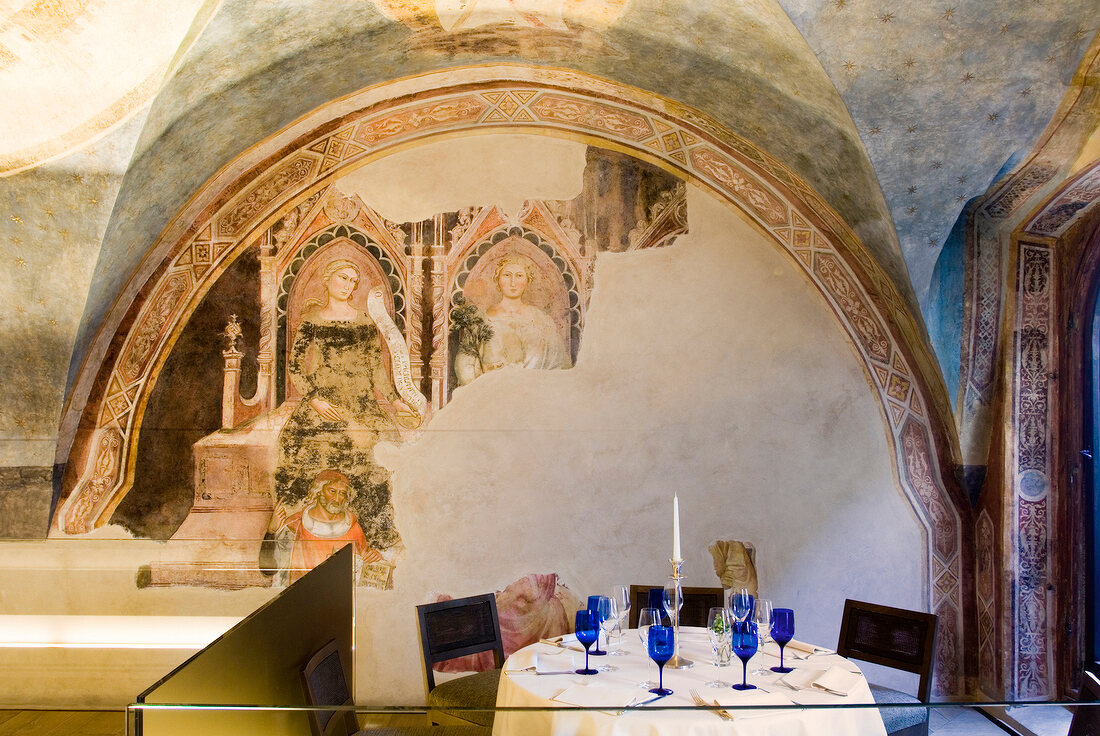 Restaurant "Alle Murate", Frau deckt Tisch, mittelalterliche Freske